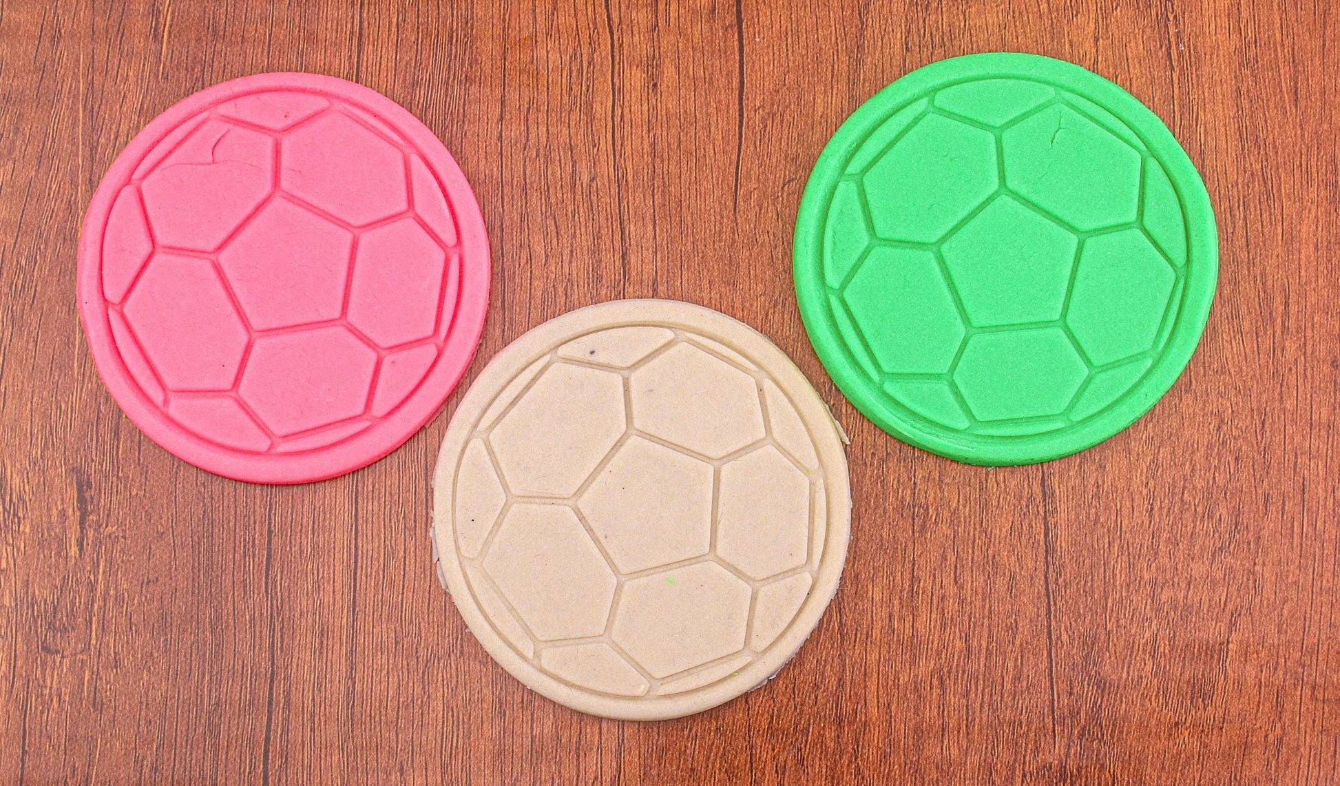 Emporte-pièce Ballon de Football Découpe Biscuits Sport Accessoire Pâtisserie Idéal pour Anniversaires, Fêtes de Supporters Thèmes Sportif