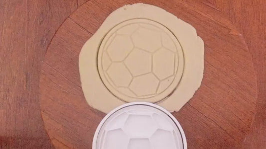Emporte-pièce Ballon de Football  Découpe Biscuits Sport Accessoire Pâtisserie Idéal pour Anniversaires, Fêtes de Supporters Thèmes Sportif