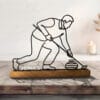 Sculpture Joueur de Curling Line Art | Décoration Minimaliste Sport d'Hiver | Cadeau Fan de Curling | Silhouette Trait Continu | Art Glace