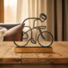 Gemini_Generated_Image_peewxzpeewxzpeew Cadeau cycliste personnalisé – Sculpture vélo 3D sur socle en bois