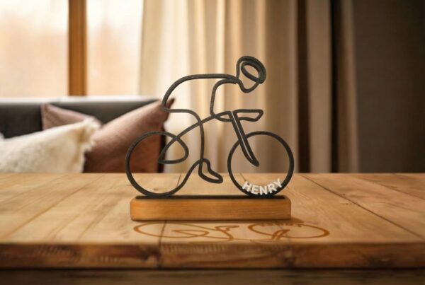 Gemini_Generated_Image_peewxzpeewxzpeew Cadeau cycliste personnalisé – Sculpture vélo 3D sur socle en bois