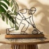 Sculpture Joueur de Curling Line Art | Décoration Minimaliste Sport d'Hiver | Cadeau Fan de Curling | Silhouette Trait Continu | Art Glace