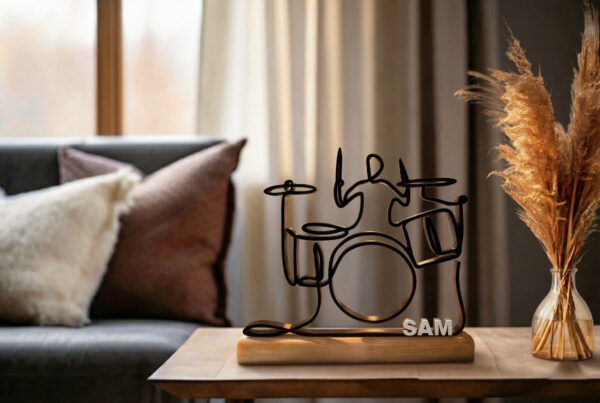 Cadeau pour batteur : sculpture de batteur imprimée en 3D sur socle en bois, Cadeau pour batteur : sculpture de batteur imprimée en 3D sur socle en bois,