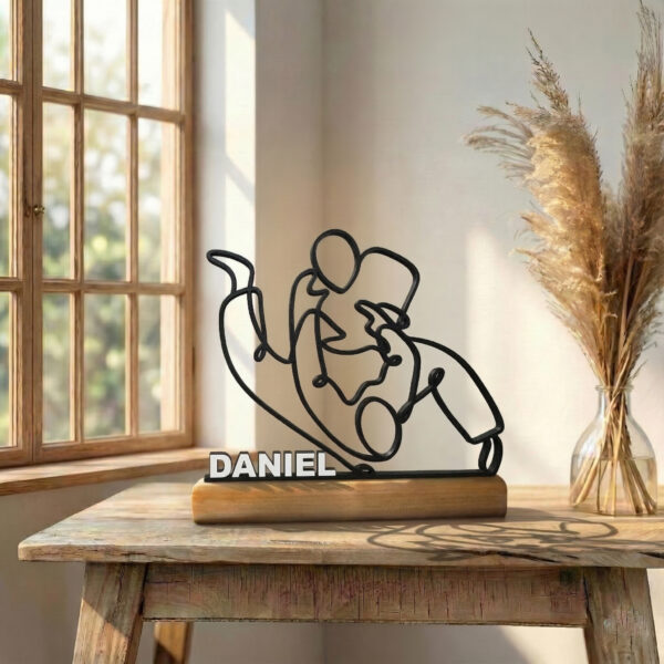 Cadeau jiu-jitsu : sculpture d’un combattant de JJB imprimée en 3D, fixée sur un socle en bois