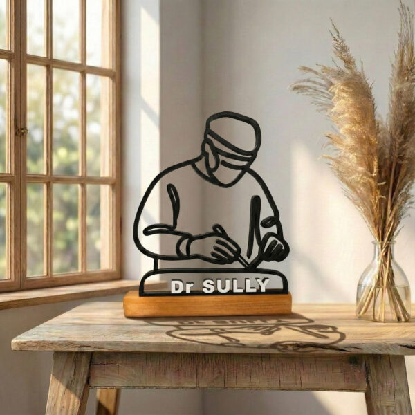 Geschenk für Chirurgen: 3D-gedruckte Chirurgen-Skulptur auf Holzsockel
