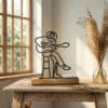 Cadeau guitariste : sculpture de guitariste imprimée en 3D, fixée sur un socle en bois Cadeau guitariste : sculpture de guitariste imprimée en 3D, fixée sur un socle en bois
