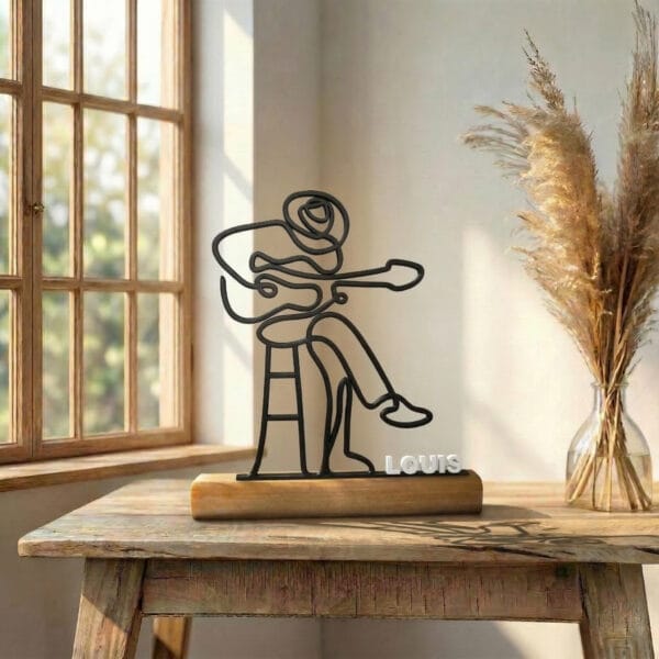 Cadeau guitariste : sculpture de guitariste imprimée en 3D, fixée sur un socle en bois Cadeau guitariste : sculpture de guitariste imprimée en 3D, fixée sur un socle en bois