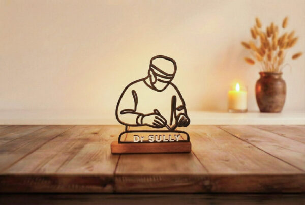 Geschenk für Chirurgen: 3D-gedruckte Chirurgen-Skulptur auf Holzsockel