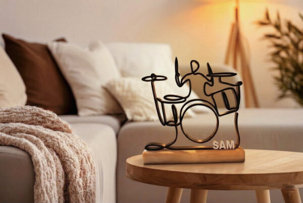 Cadeau pour batteur : sculpture de batteur imprimée en 3D sur socle en bois, Cadeau pour batteur : sculpture de batteur imprimée en 3D sur socle en bois,
