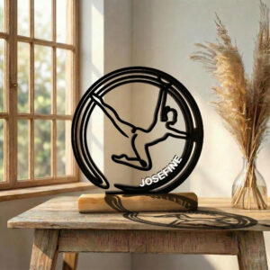Cadeau roue allemande : sculpture de gymnaste dans sa roue, imprimée en 3D, sur socle en bois Cadeau roue allemande : sculpture de gymnaste dans sa roue, imprimée en 3D, sur socle en bois