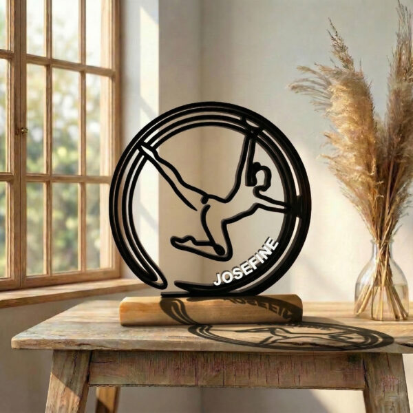 Cadeau roue allemande : sculpture de gymnaste dans sa roue, imprimée en 3D, sur socle en bois