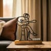 Cadeau guitariste : sculpture de guitariste imprimée en 3D, fixée sur un socle en bois Cadeau guitariste : sculpture de guitariste imprimée en 3D, fixée sur un socle en bois