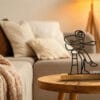 Cadeau guitariste : sculpture de guitariste imprimée en 3D, fixée sur un socle en bois Cadeau guitariste : sculpture de guitariste imprimée en 3D, fixée sur un socle en bois