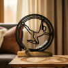 Cadeau roue allemande : sculpture de gymnaste dans sa roue, imprimée en 3D, sur socle en bois
