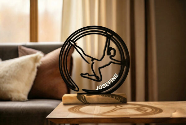 Cadeau roue allemande : sculpture de gymnaste dans sa roue, imprimée en 3D, sur socle en bois