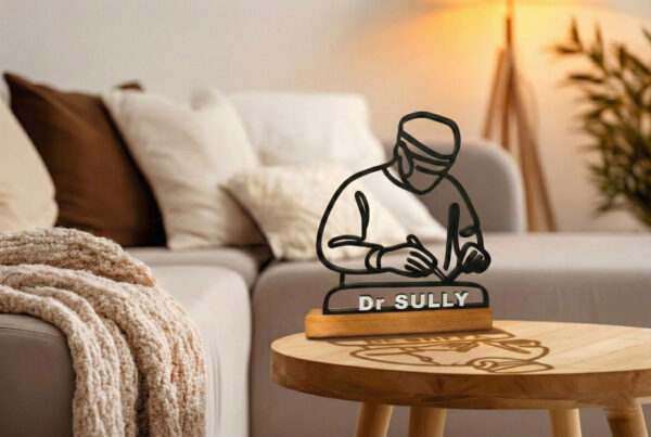 Geschenk für Chirurgen: 3D-gedruckte Chirurgen-Skulptur auf Holzsockel