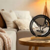 Cadeau roue allemande : sculpture de gymnaste dans sa roue, imprimée en 3D, sur socle en bois