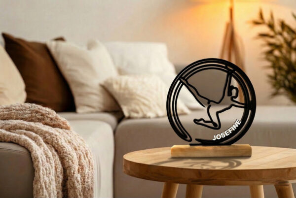 Cadeau roue allemande : sculpture de gymnaste dans sa roue, imprimée en 3D, sur socle en bois