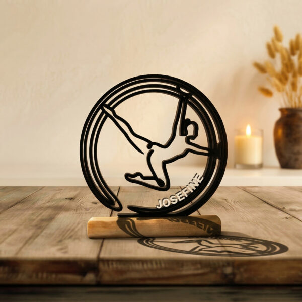 Cadeau roue allemande : sculpture de gymnaste dans sa roue, imprimée en 3D, sur socle en bois